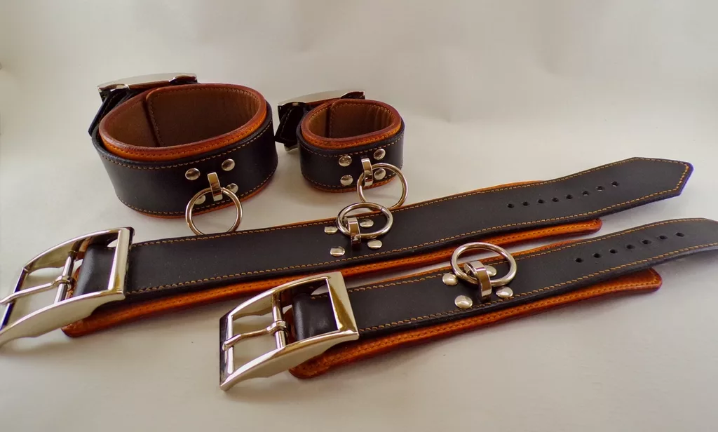 Ensemble menottes et liens de chevilles