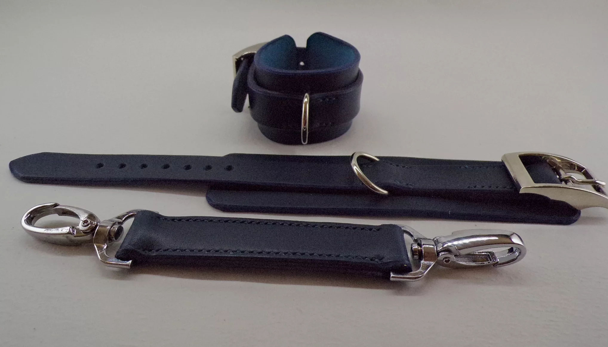 Ensemble de menottes et liens de chevilles - cuir bleu – Image 3