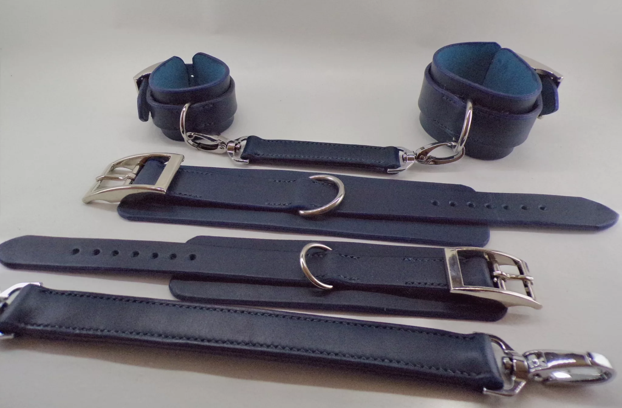 Ensemble de menottes et liens de chevilles - cuir bleu – Image 5